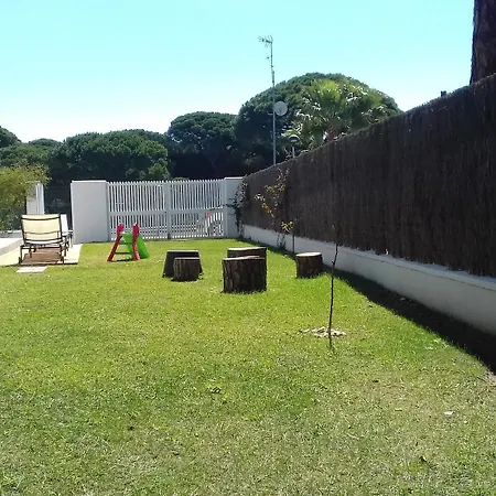 With 4 Bedrooms In Roche, With Pool Access, Furnished Garden And